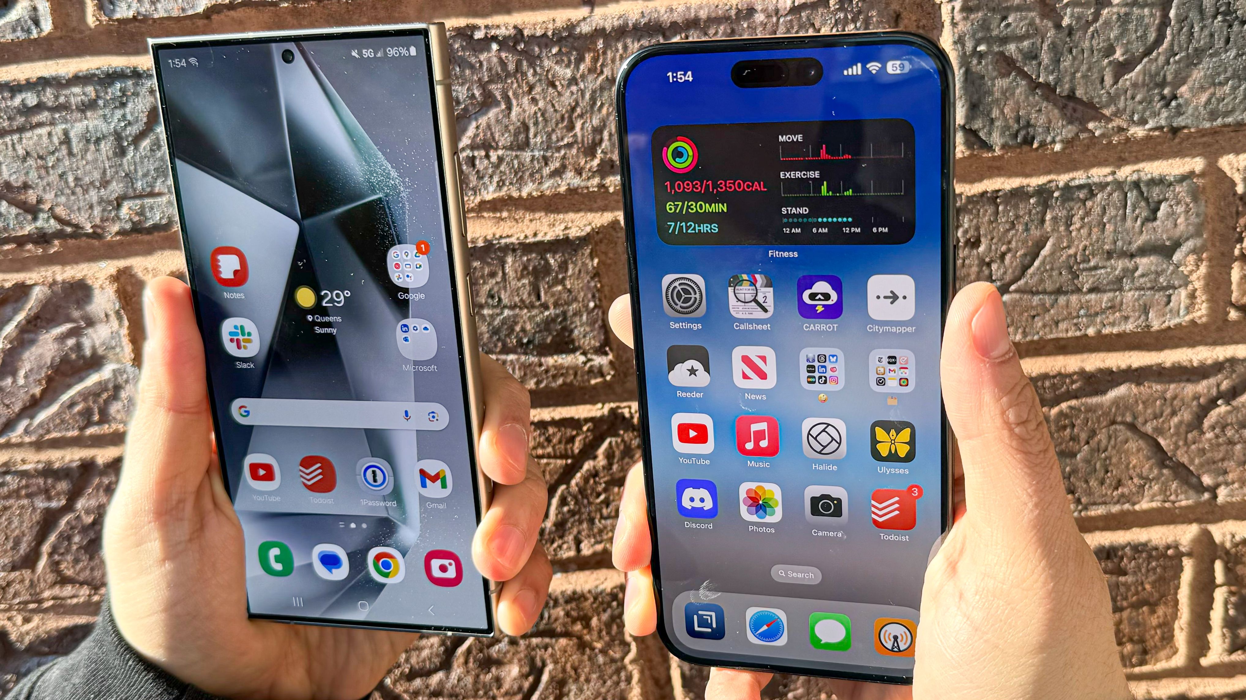 Phần mềm và trải nghiệm người dùng trên iPhone 15 Pro Max và Samsung Galaxy S24 Ultra.